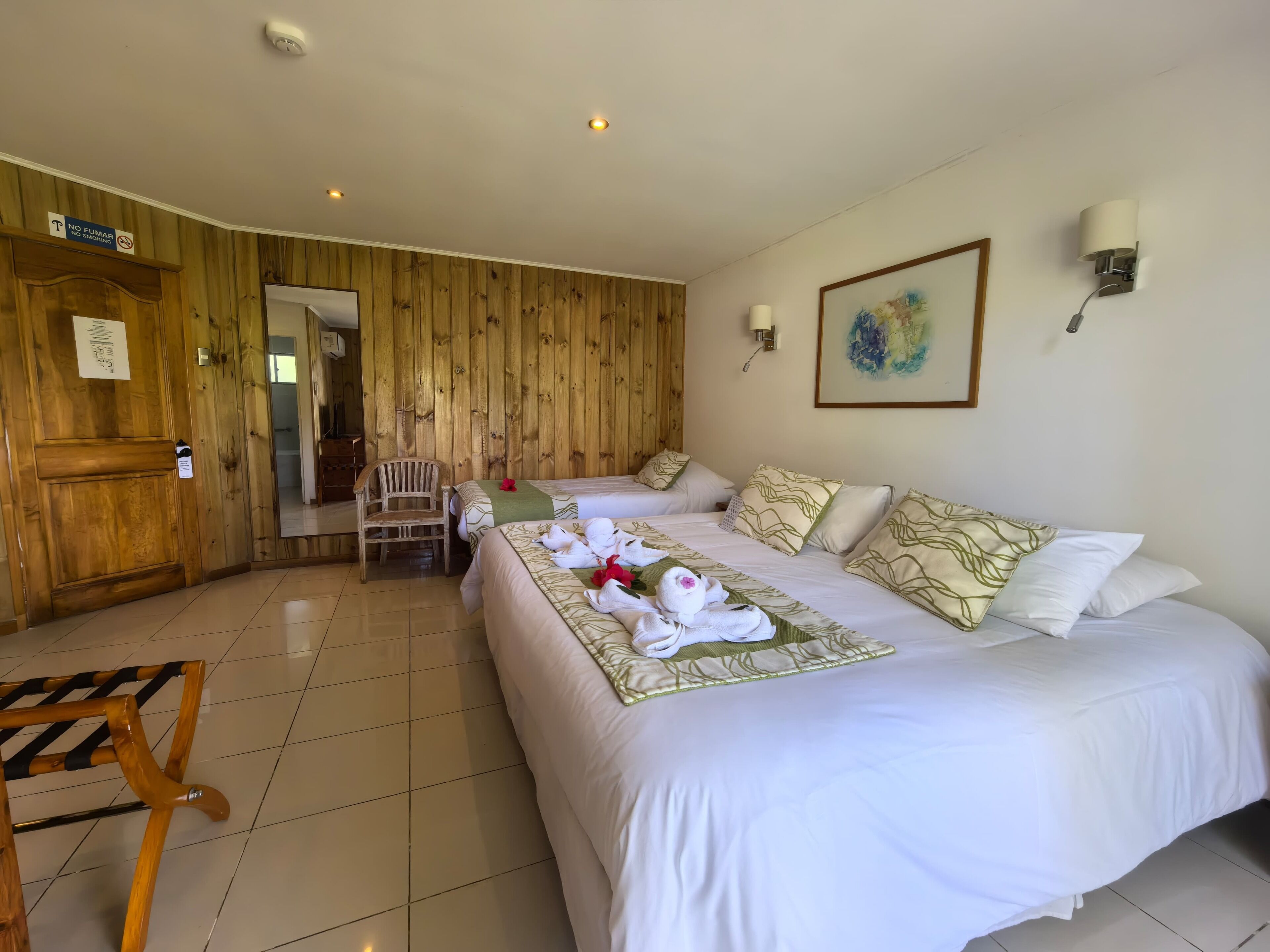 غرفة ثلاثية | خزنة داخل الغرفة ومكتب ومكواة/لوح كي وواي فاي مجانًا