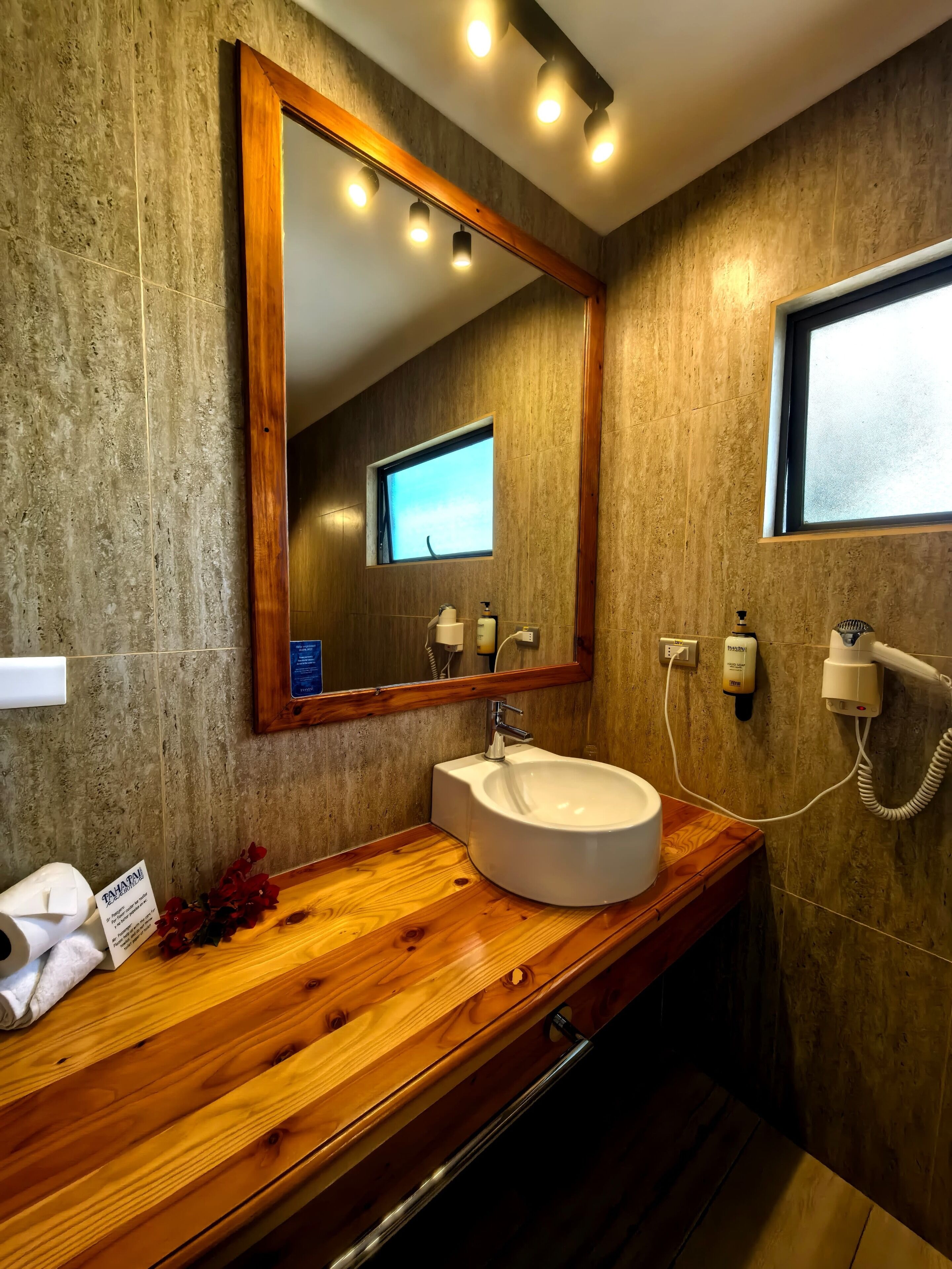 bungalow (double) | bathroom | free toiletries, hair dryer, towels, soap