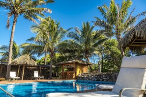 Outdoor pool, sun loungers - Taha Tai Hotel (Hanga Roa)