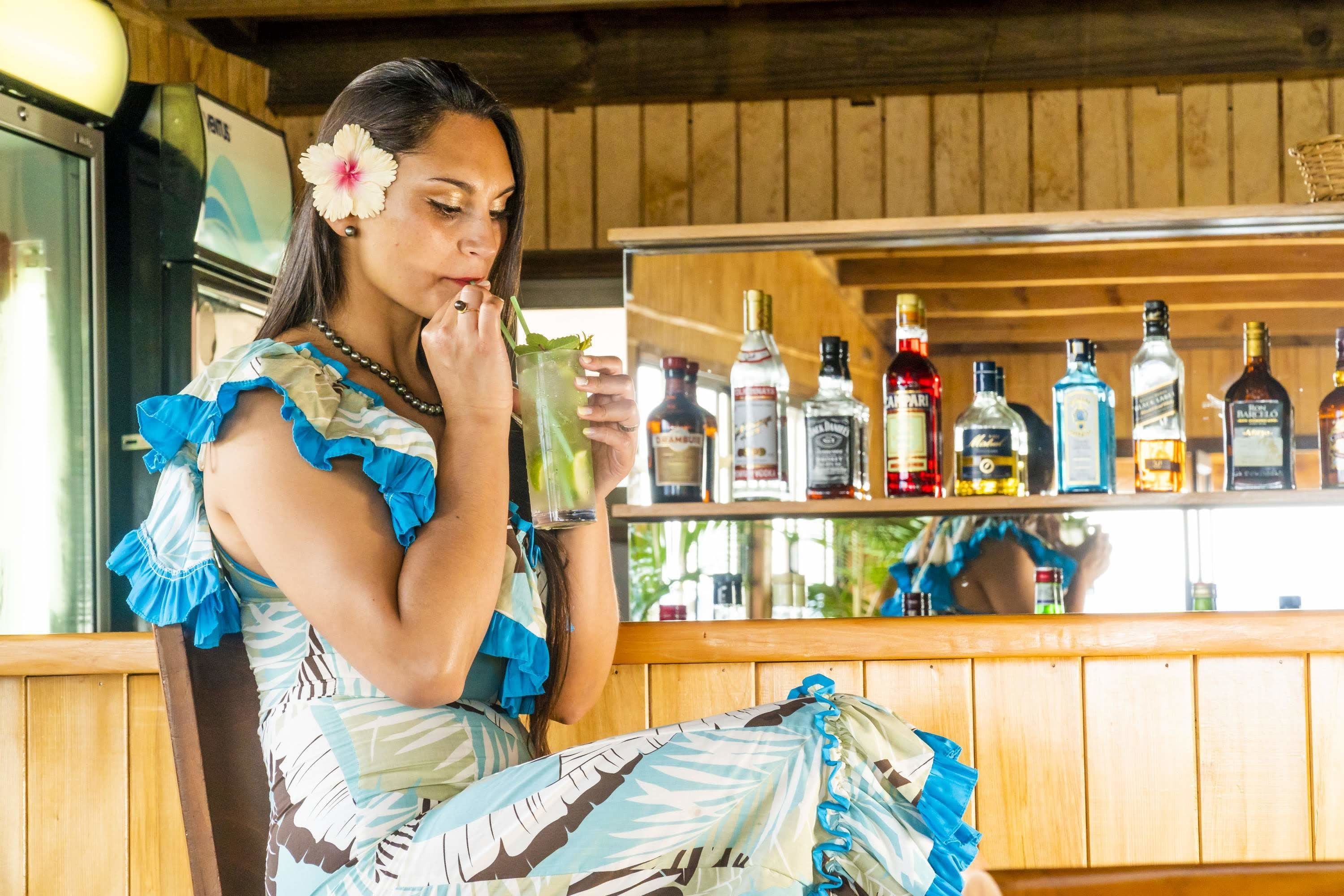 2 quầy bar/khu lounge, quầy bar bên hồ bơi 