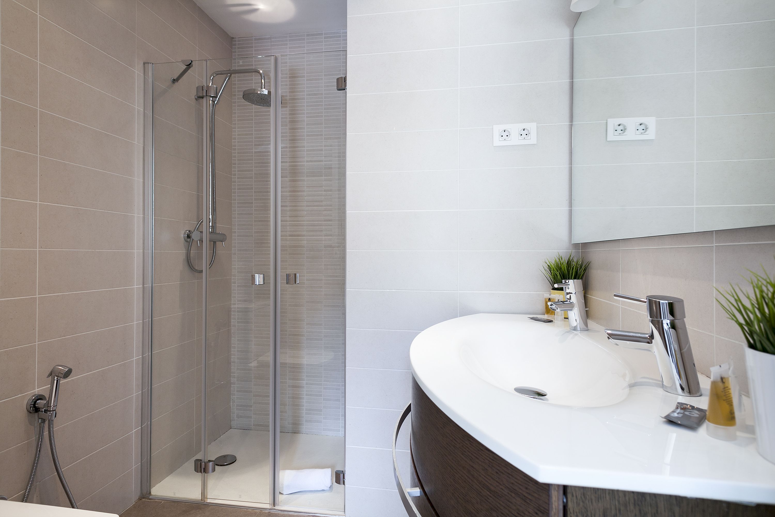 apartment, 3 bedrooms | bathroom | deep-soaking bathtub, free toiletries, towels