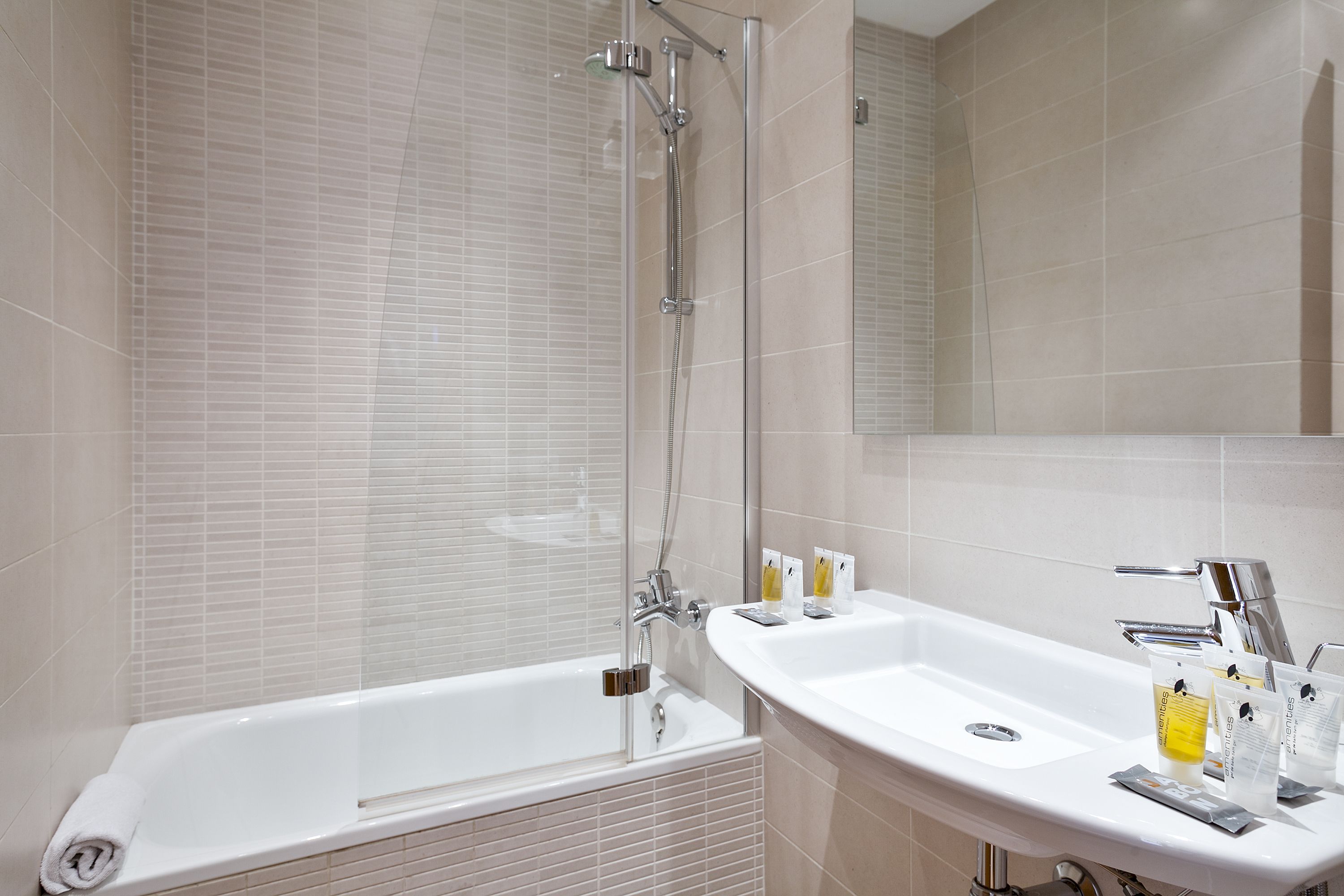 apartment, 3 bedrooms | bathroom | deep-soaking bathtub, free toiletries, towels