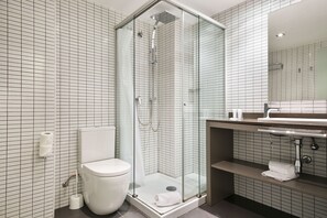 Tweepersoonskamer (1 or 2 beds + extra bed) | Een kluis op de kamer, een bureau, gratis wifi, beddengoed