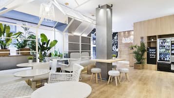 Coin salon dans le hall