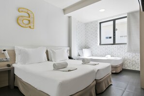 Double Room (1 or 2 beds + extra bed) | In-room safe, desk, free WiFi, bed sheets - Hotel Acta Laumon (Barcelona)