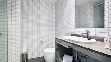 Bañera profunda, artĂculos de tocador gratuitos, toallas
