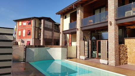 Una piscina al aire libre. Luna Residence Hotel