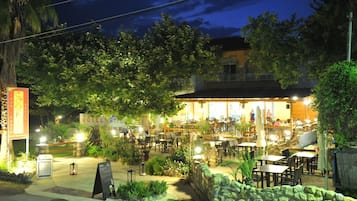 Bar (trong khuôn viên)