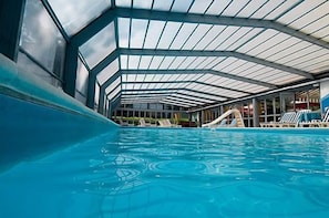Indendørs pool, udendørs pool, parasoller