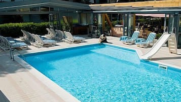 Piscina coperta, piscina all'aperto, ombrelloni da piscina