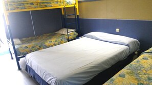 Un dormitorio con literas y una cama individual.
