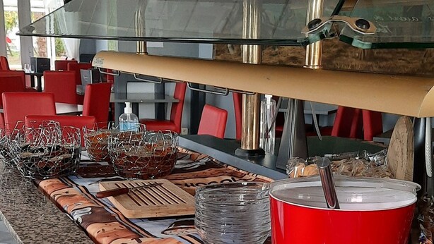 Una mesa de buffet con diferentes alimentos y utensilios.