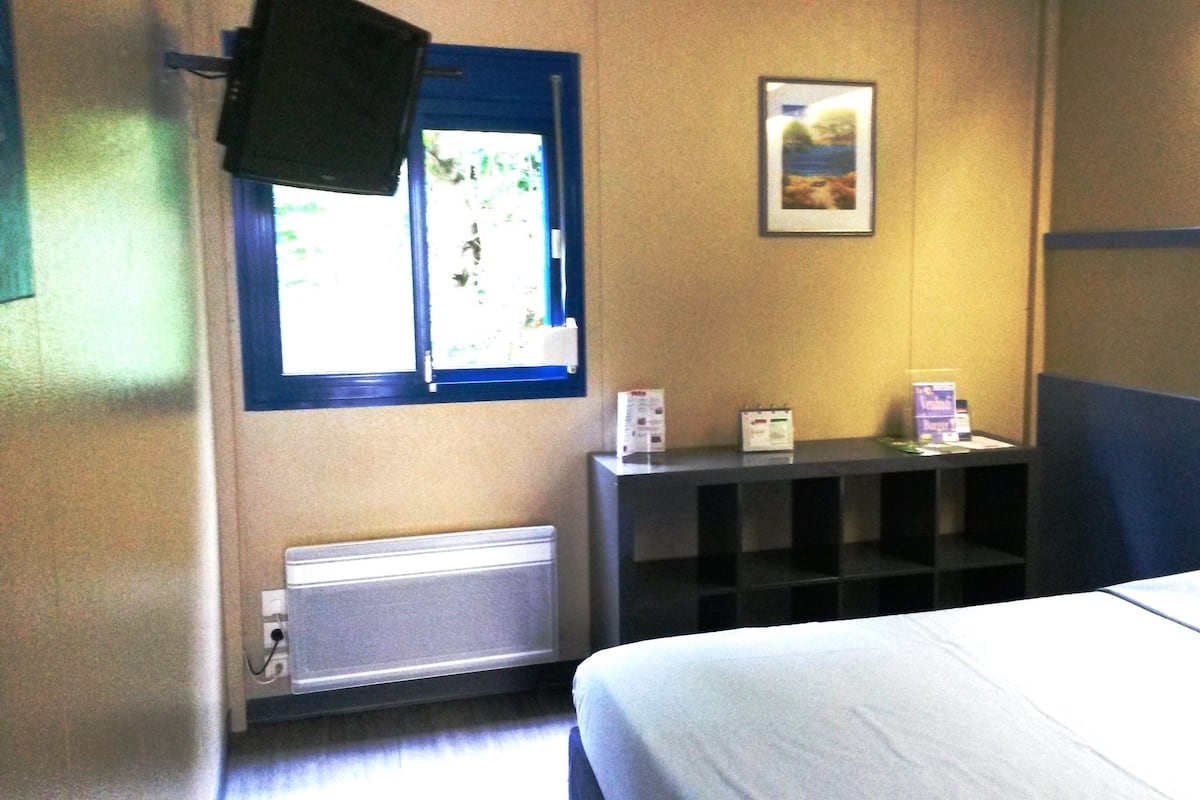 Desk, cots/infant beds, bed sheets