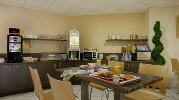 Se ofrece un desayuno bufé todos los días (por un coste adicional)