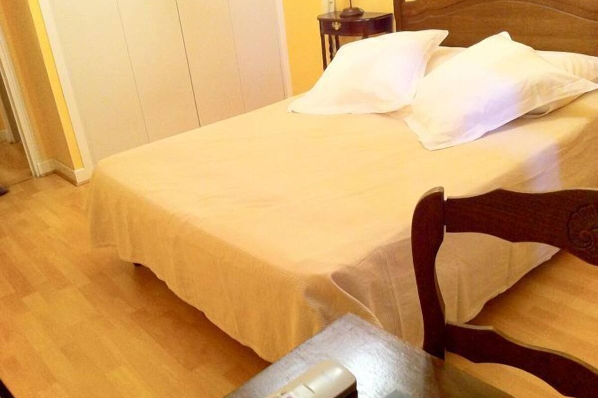 Cribs (free), rollaway beds (surcharge), WiFi (free)