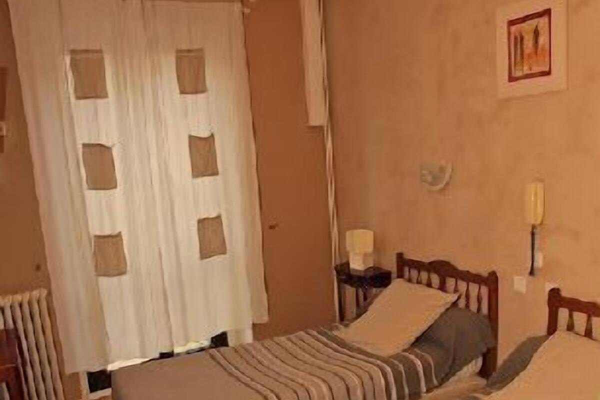 Cribs (free), rollaway beds (surcharge), WiFi (free)