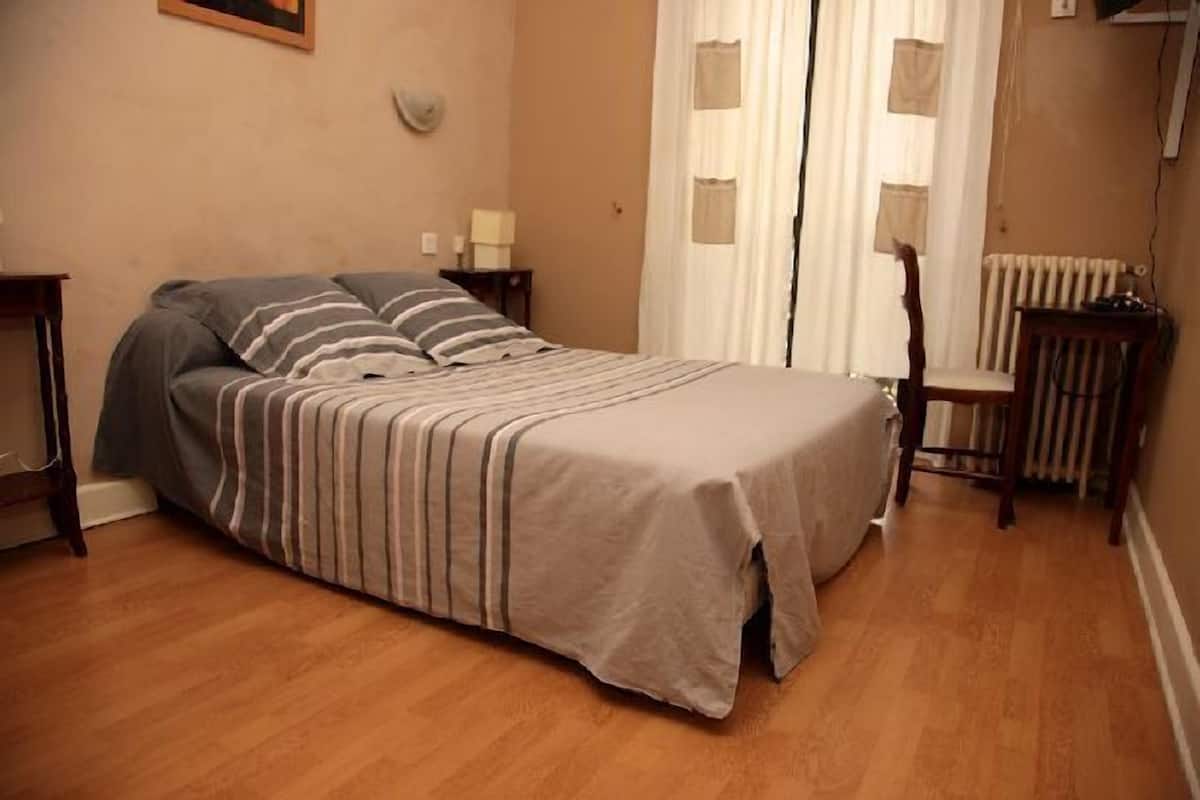 Cribs (free), rollaway beds (surcharge), WiFi (free)