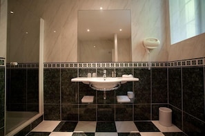 Safe på rommet, lydisolert og wi-fi (inkludert)