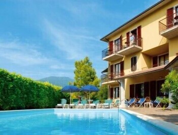 Außenpool (je nach Saison geöffnet), Sonnenschirme, Liegestühle