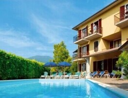 季节性开放的室外游泳池，池畔遮阳伞，日光浴躺椅