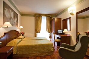 In-room safe, desk, free WiFi, bed sheets - Astra (Tignale)