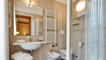 Dusche, Haartrockner, Bidet, Handtücher