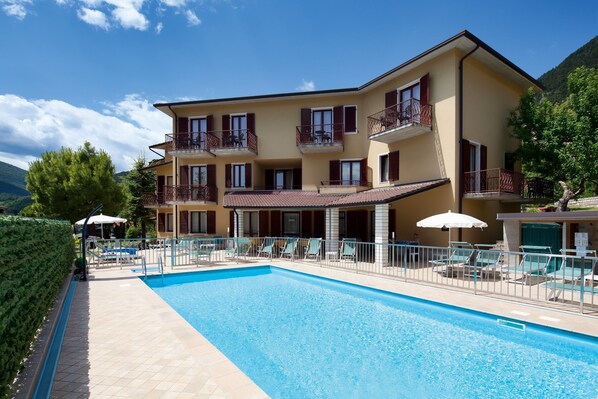 Seasonal outdoor pool, pool umbrellas, pool loungers - Astra (Tignale)
