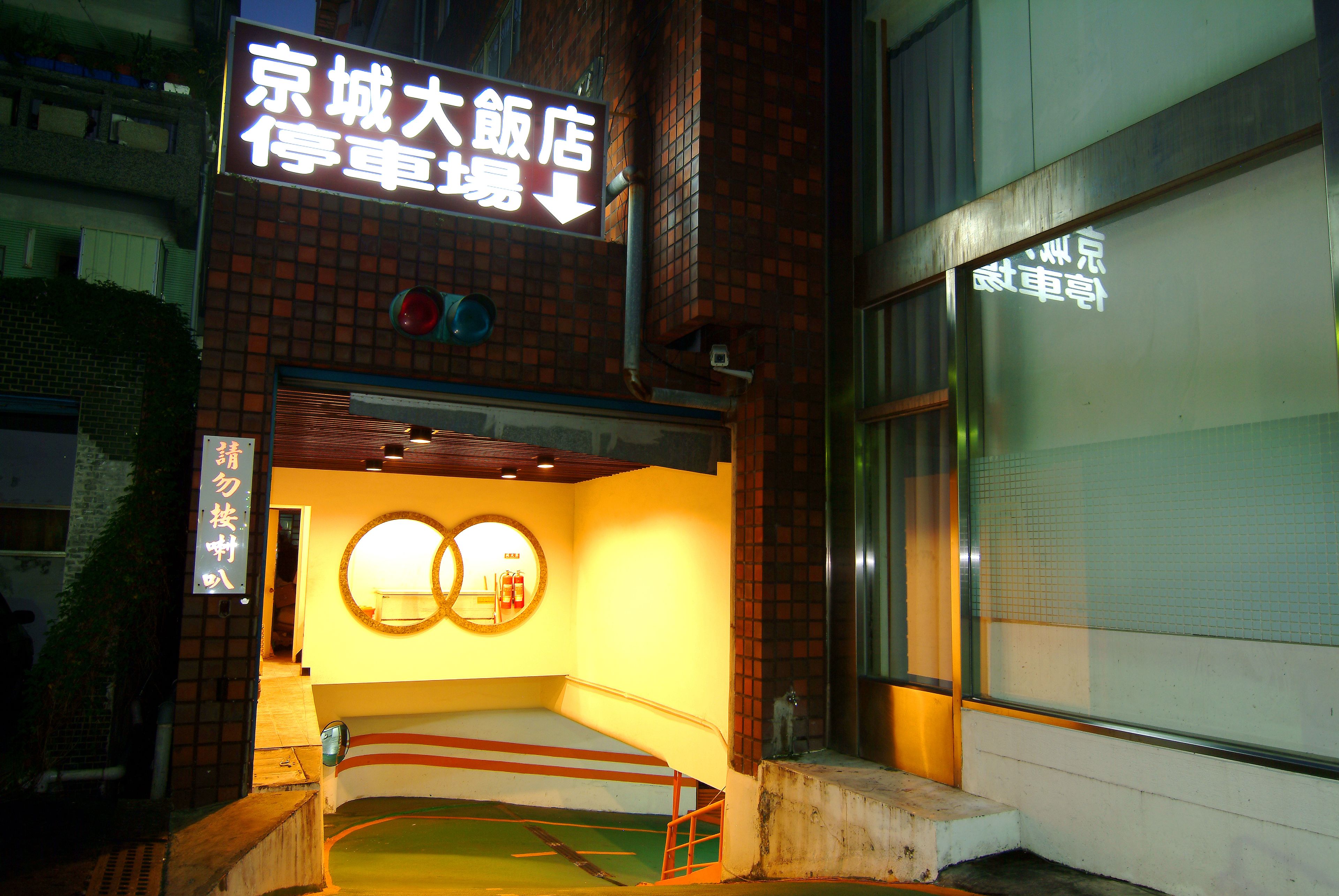 A building with a sign indicating a parking area.