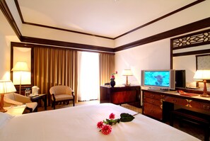 Deluxe Double Room, 1 King Bed(Each room configuration varies, subject to availability) | Down duvets, blackout curtains, free WiFi, bed sheets - Hotel King's Town (Kaohsiung)