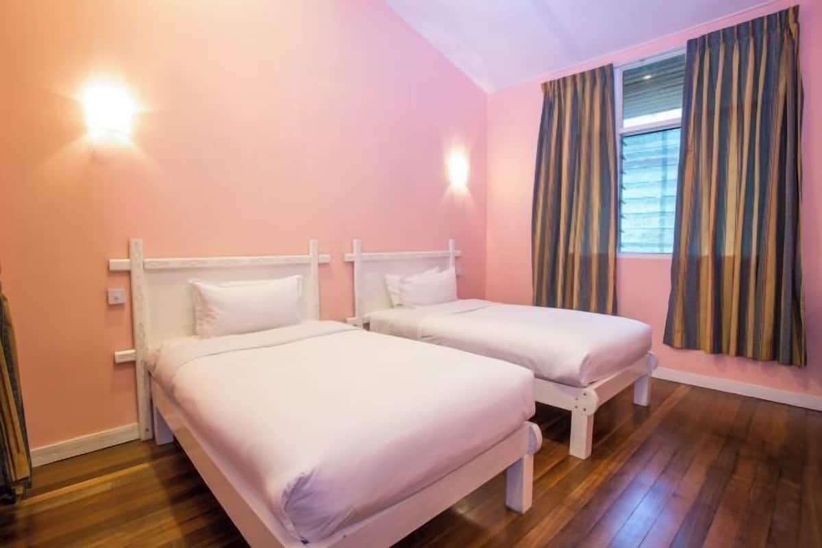 3 dormitorios, cunas, ropa de cama