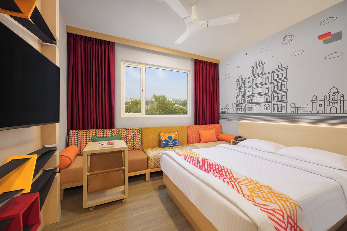 luxe queen room | 1 bedroom, minibar, in-room safe, iron/ironing board