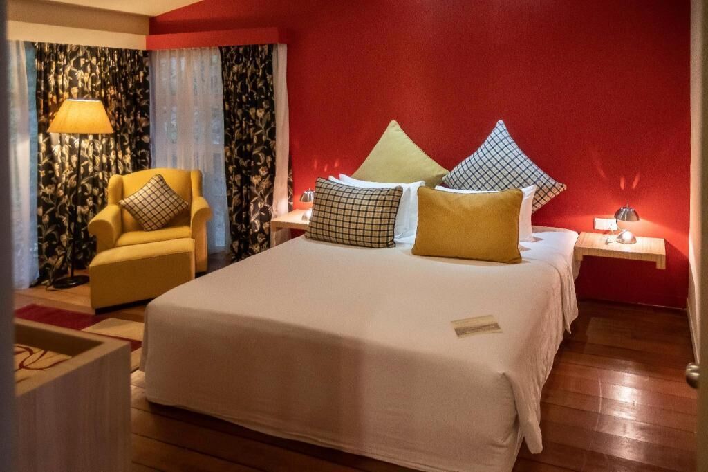 Minibar, in-room safe, desk, iron/ironing board