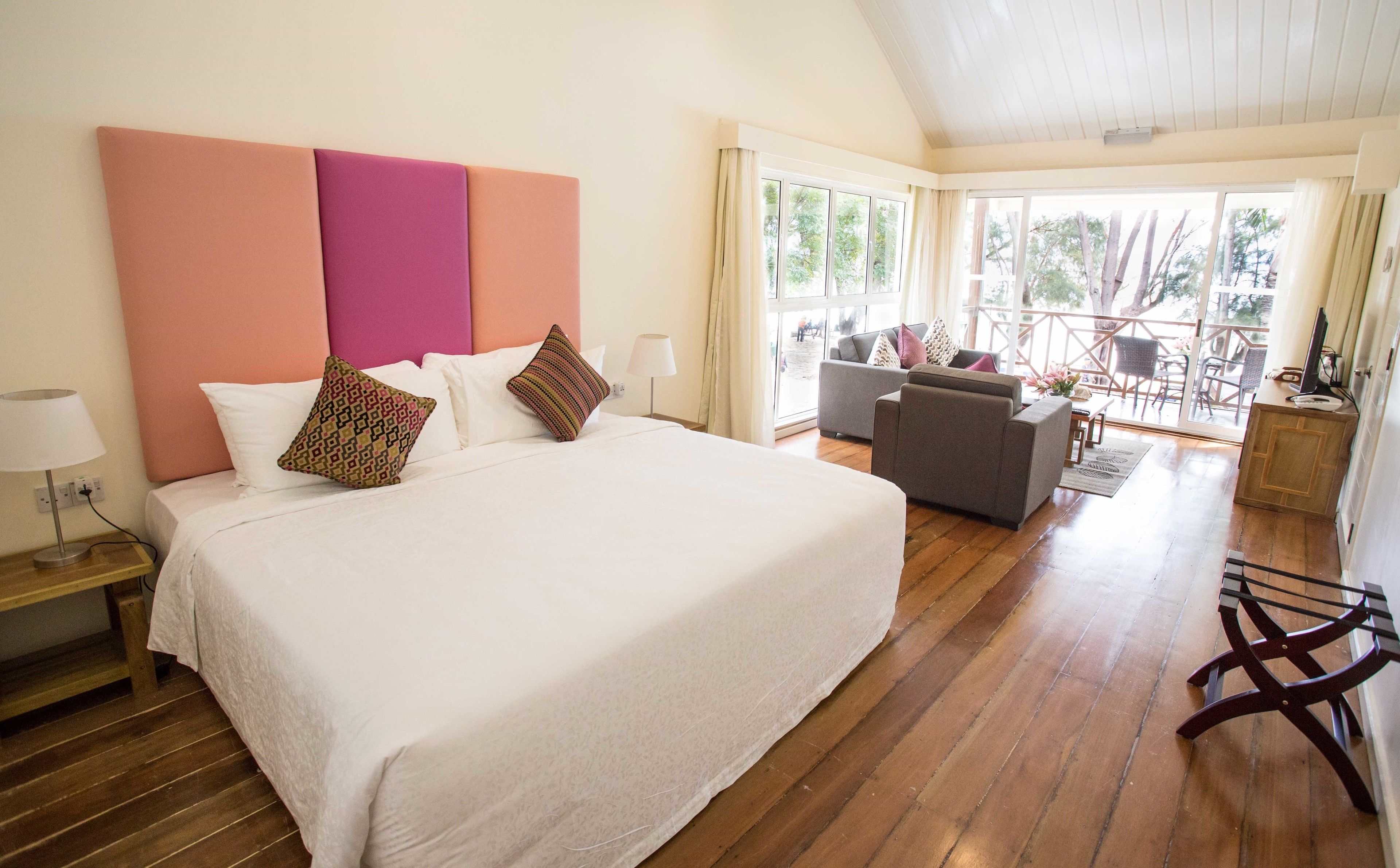 beach suite king + return boat transfer | 1 bedroom, minibar, in-room safe, desk