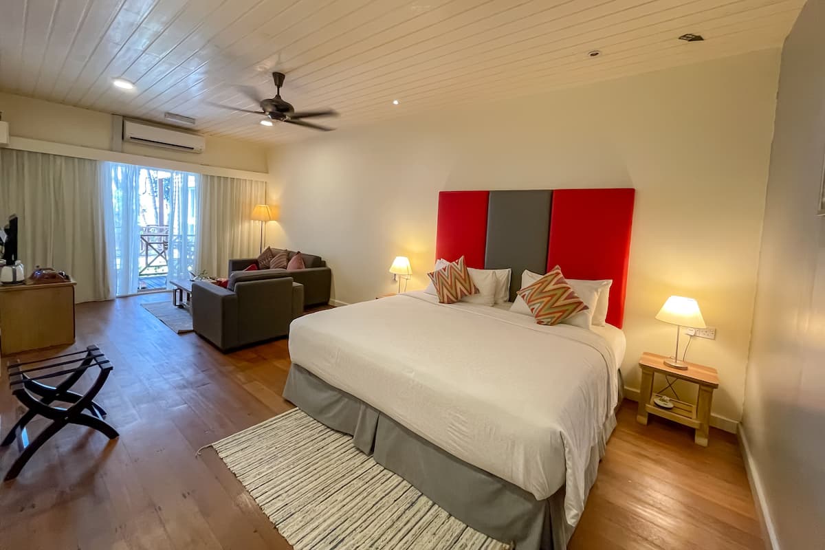 Beach Suite + Return Boat Transfer | 1 habitación, minibar, caja de seguridad en la habitación y escritorio