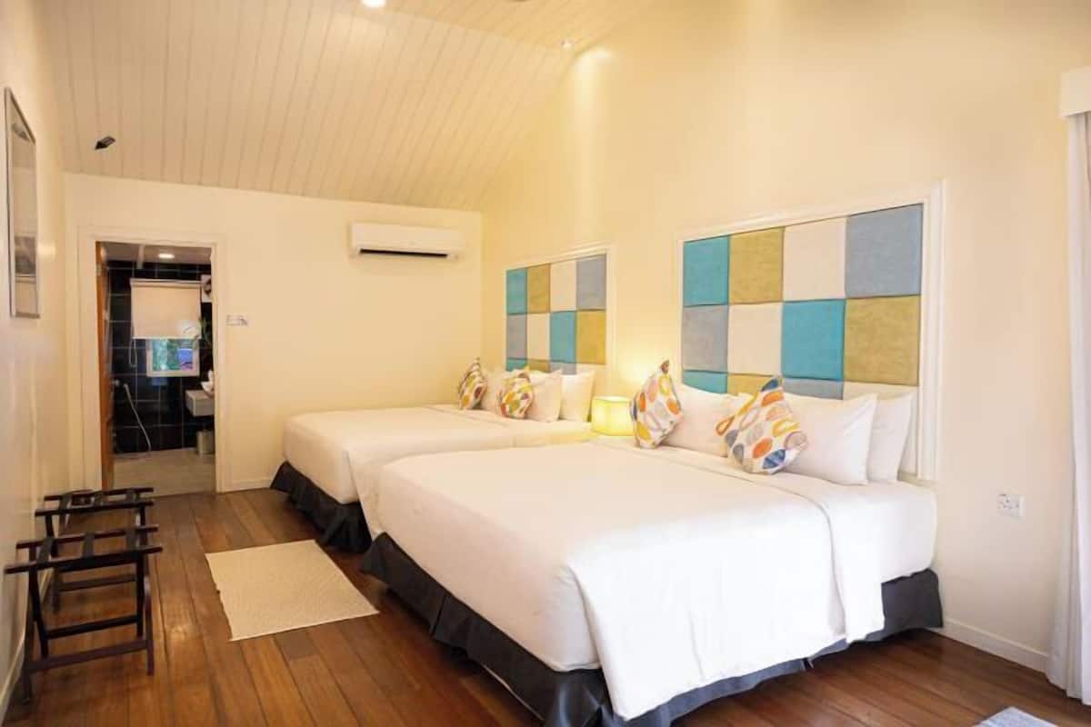 1 dormitorio, minibar, caja fuerte y escritorio