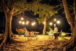 Breakfast, lunch and dinner served