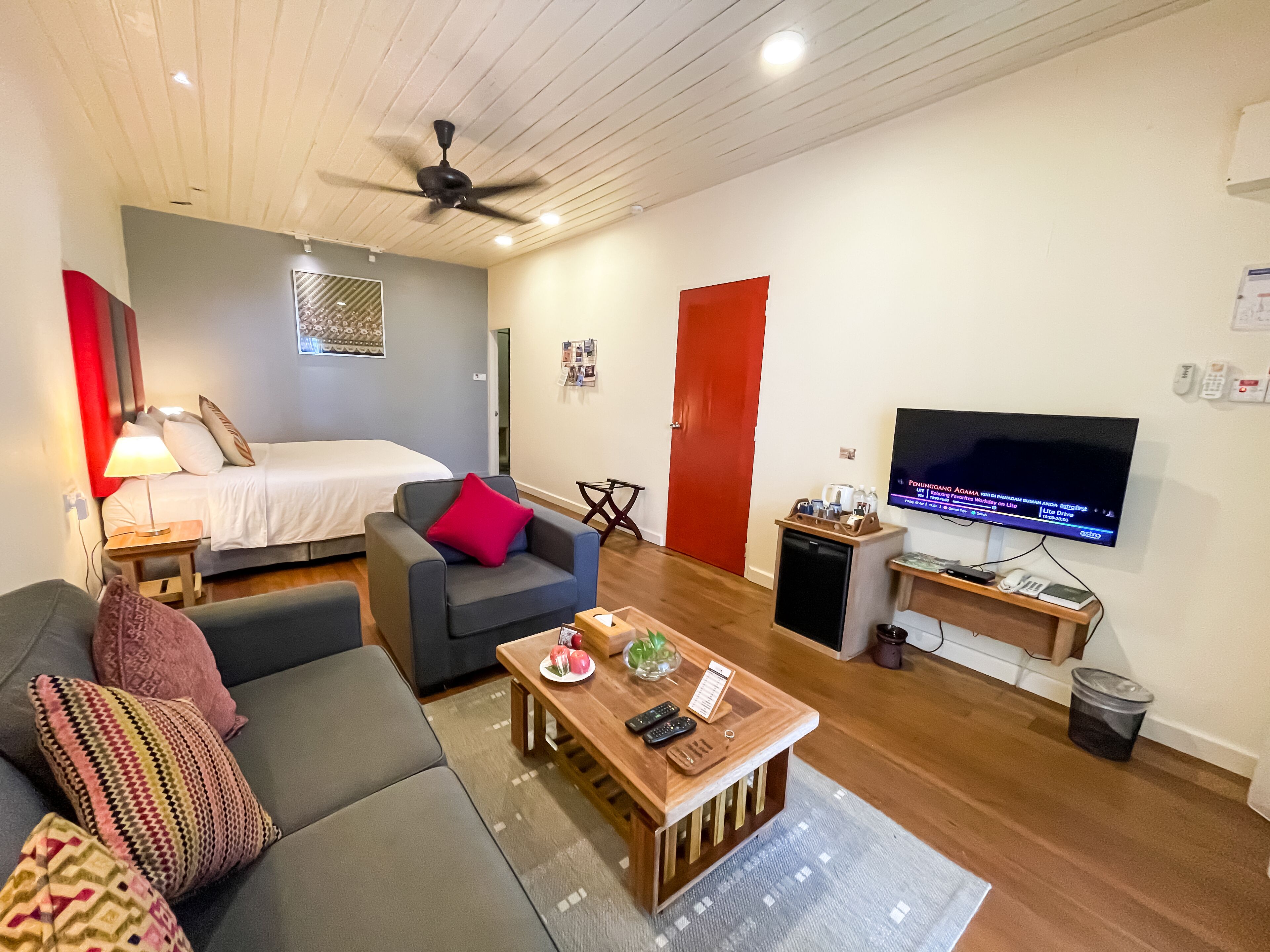 beach suite king + return boat transfer | 1 bedroom, minibar, in-room safe, desk