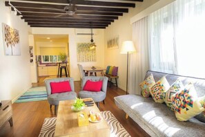 Frigobar, cofres nos quartos, escrivaninha