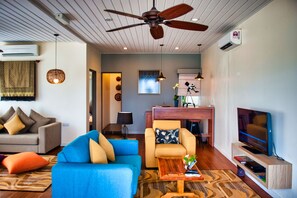 Hillside Villa + Return Boat Transfer | Sala de estar | Televisión de pantalla plana de 28 pulgadas con canales por cable
