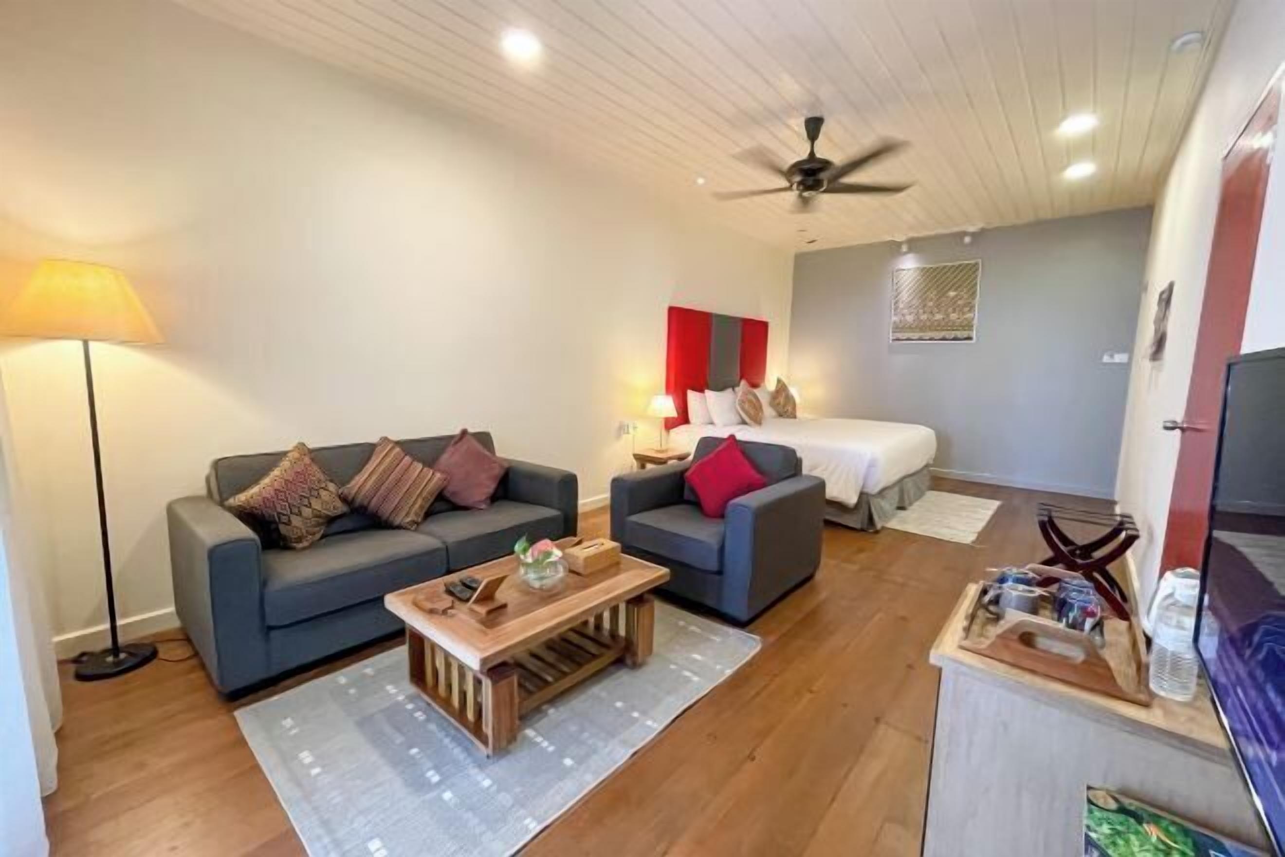 迷你吧、客房内保险箱、办公桌、熨斗/熨衣板