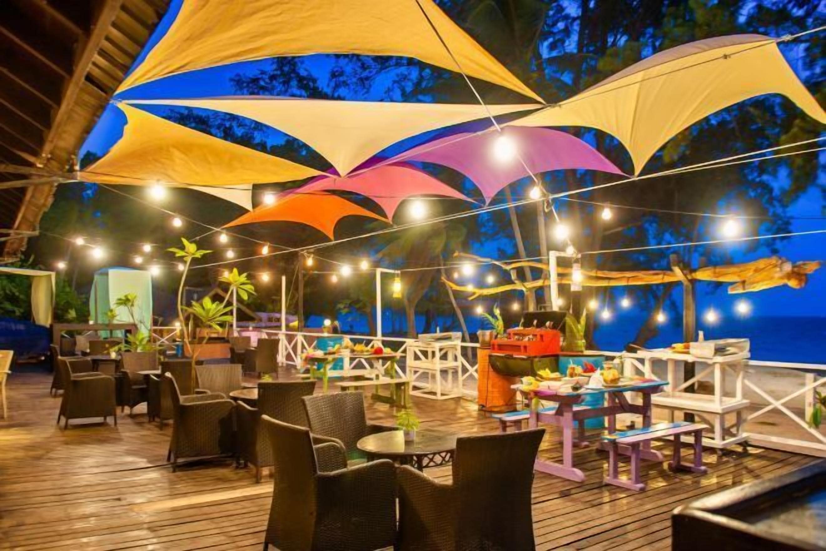 Breakfast, lunch and dinner served