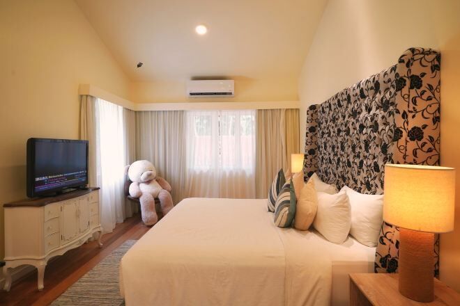 Minibar, in-room safe, desk, iron/ironing board