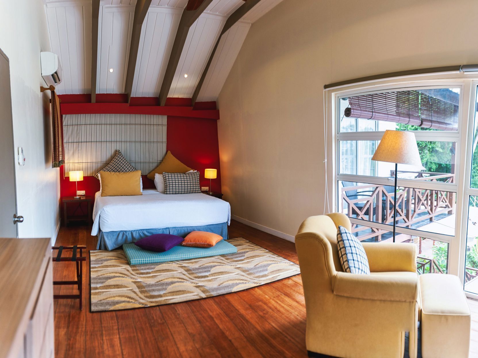 Minibar, in-room safe, desk, iron/ironing board