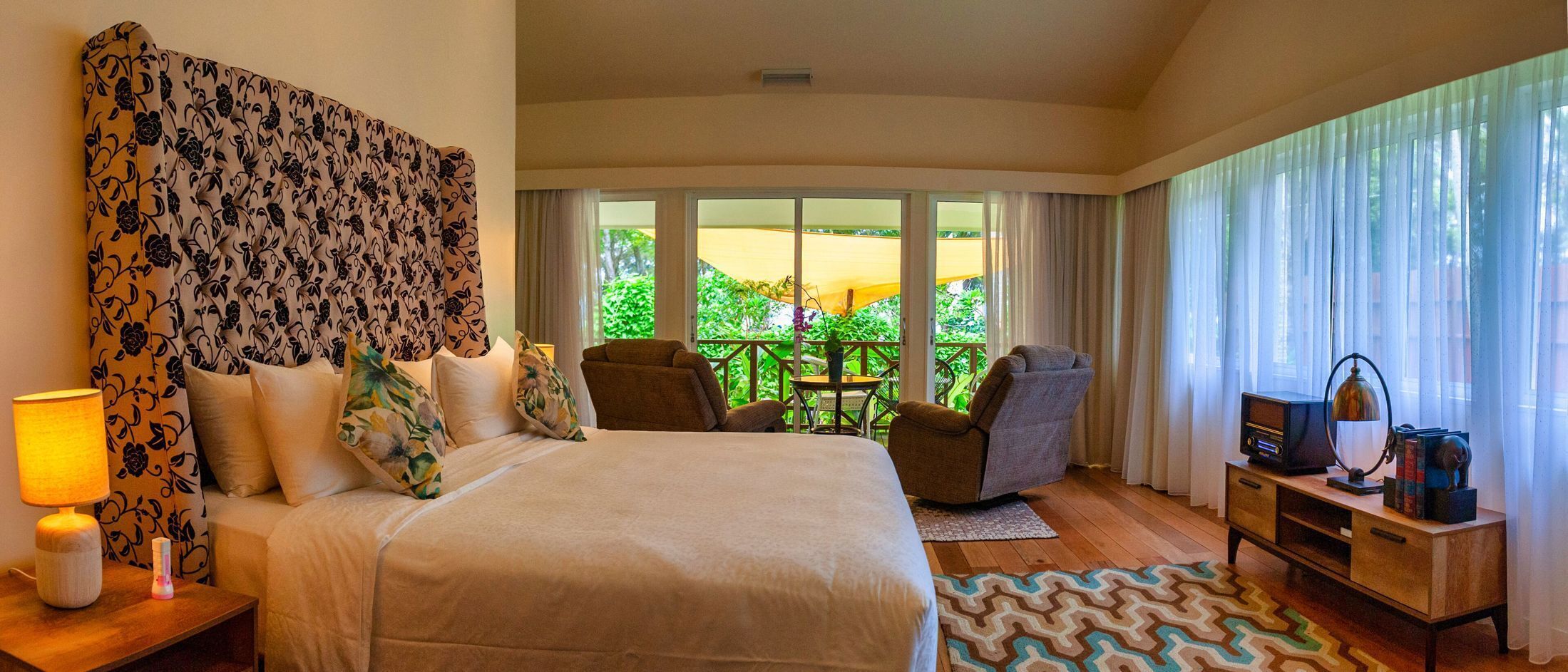 Minibar, in-room safe, desk, iron/ironing board