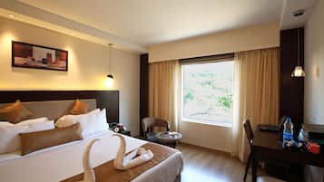 Executive Room, 1 Queen Bed | Bathroom | Free toiletries, towels
