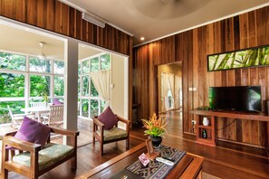ห้องพรีเมียร์ (River Lodge) | บริเวณนั่งเล่น | ทีวีจอแบน 20 นิ้ว พร้อมช่องดาวเทียม, ทีวี