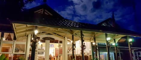 Fassade der Unterkunft – Abend/Nacht