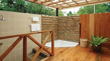 Premier Room (River Lodge) | Bilik Mandi | Pancuran mandi, hulu semburan mandi hujan, selipar, tuala disediakan