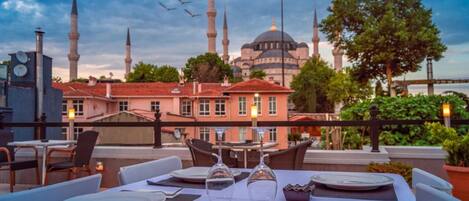 Serveert lunch, diner en brunch