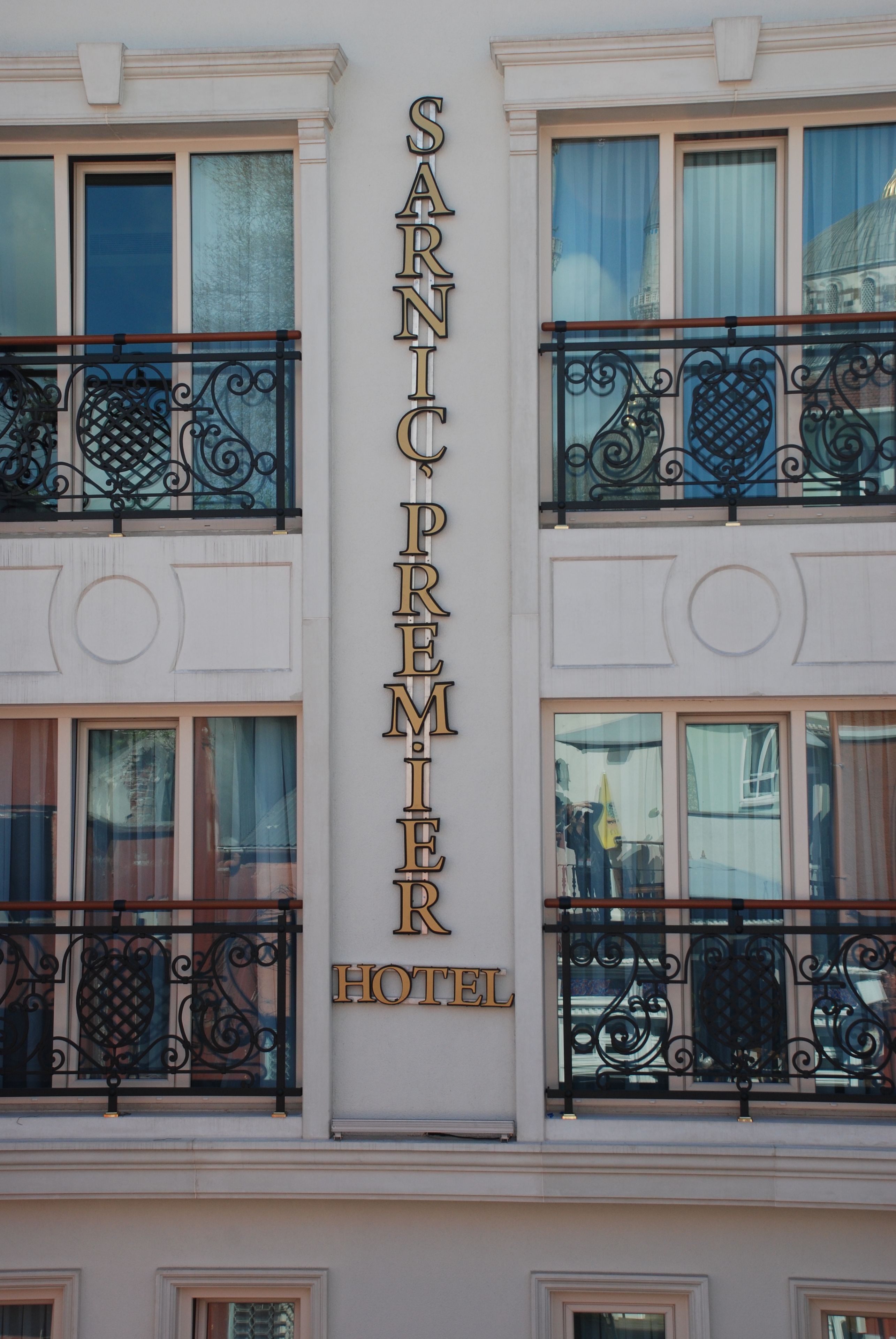 Vista frontal de la propiedad